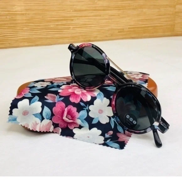 KOMONO Round Sunglasses NEW The Vivien Floral Black Pink NWT  display picture 3